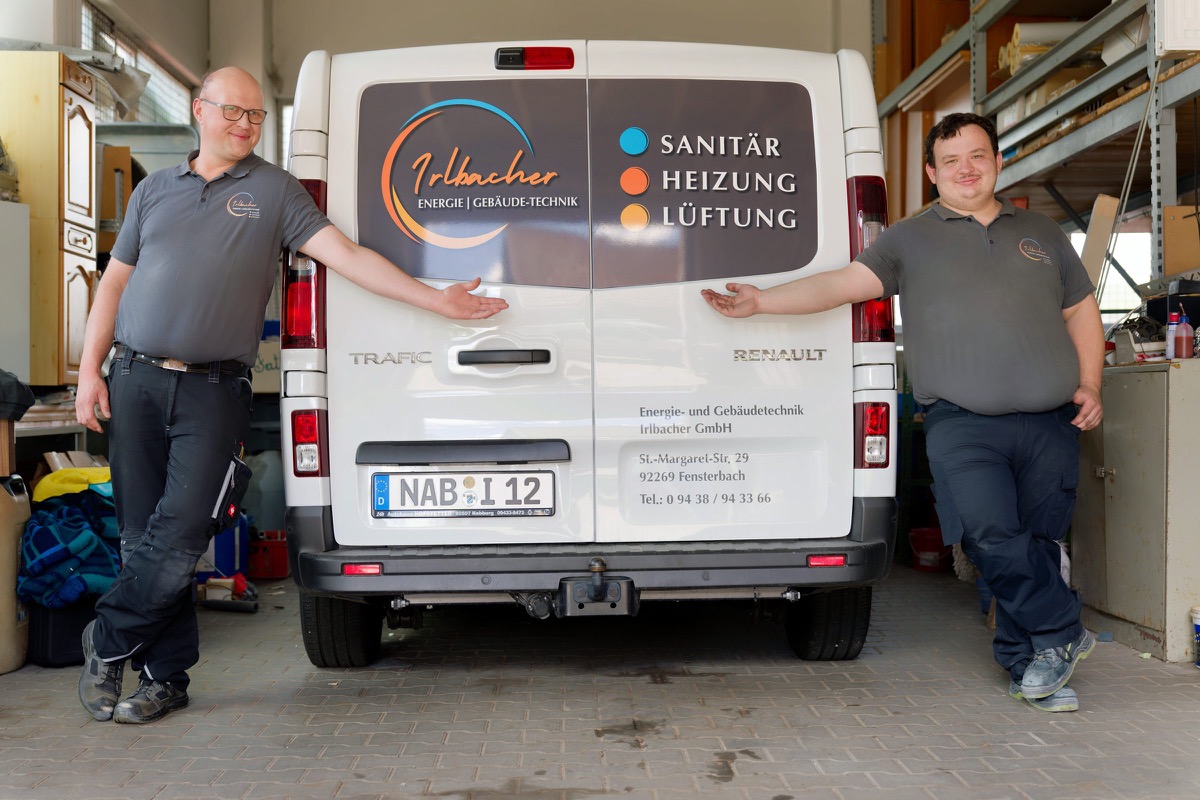 Zwei Handwerker am Transporter